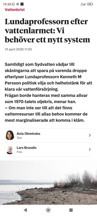En torr strandkant med lite vatten i bakgrunden, vissna buskar och träd, symboliserar vattenbrist och behovet av ett nytt system.