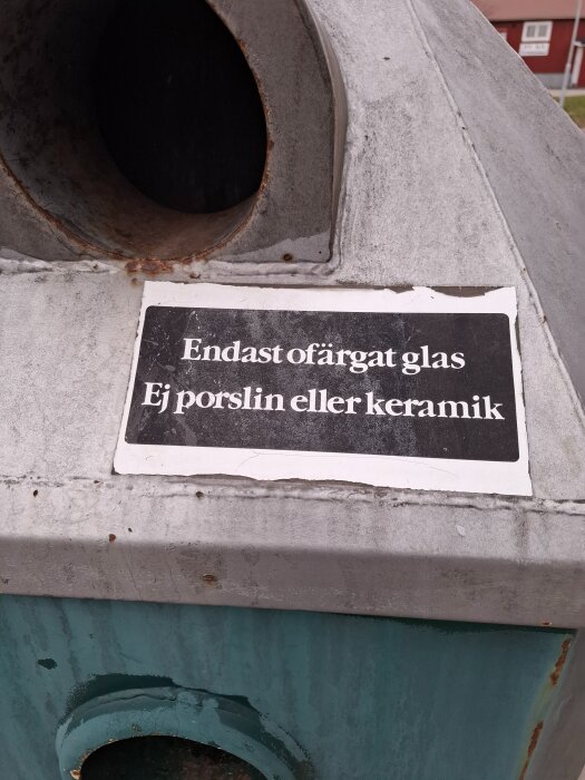 Skylt på återvinningsstation: "Endast ofärgat glas. Ej porslin eller keramik".