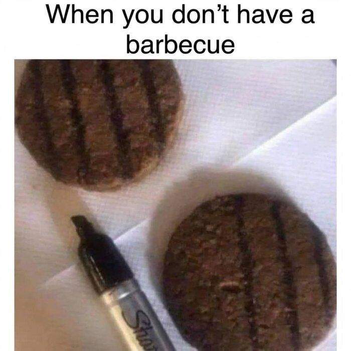 Två hamburgare med dragna grillränder med svart tuschpenna, liggande på servett.