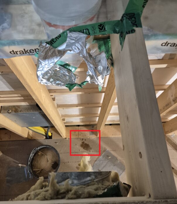 Vattenläcka från takhuv orsakar fläck på golv i byggprojekt.
