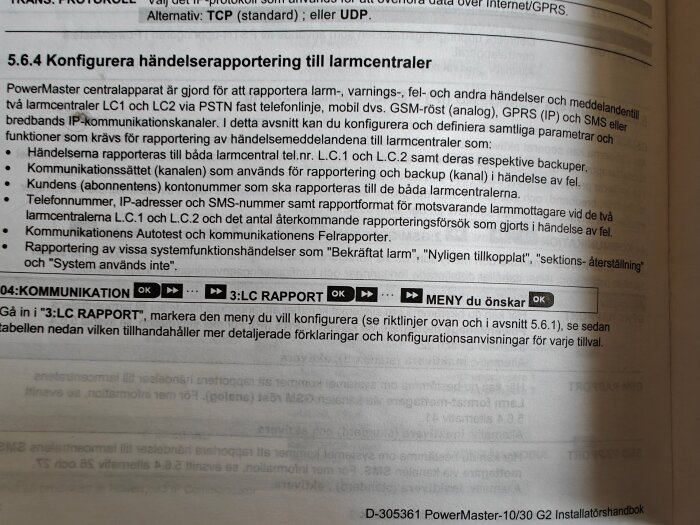 Text på en sida som beskriver hur man konfigurerar händelserapportering i en PowerMaster centralapparat för larmcentraler, del av installatörshandbok.