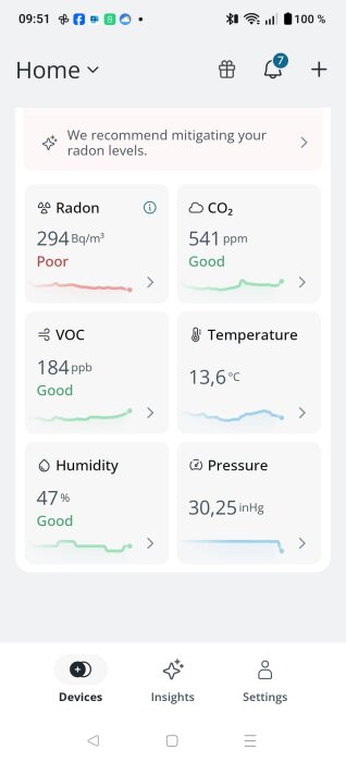 App-skärm med sensormätningar: radon 294 Bq/m³, CO₂ 541 ppm, VOC 184 ppb, temperatur 13,6°C, luftfuktighet 47%, tryck 30,25 inHg.