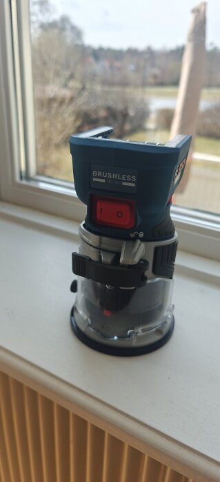 En nära bild av ett premiumverktyg med borstlös motor, placerat på ett fönsterbräde.