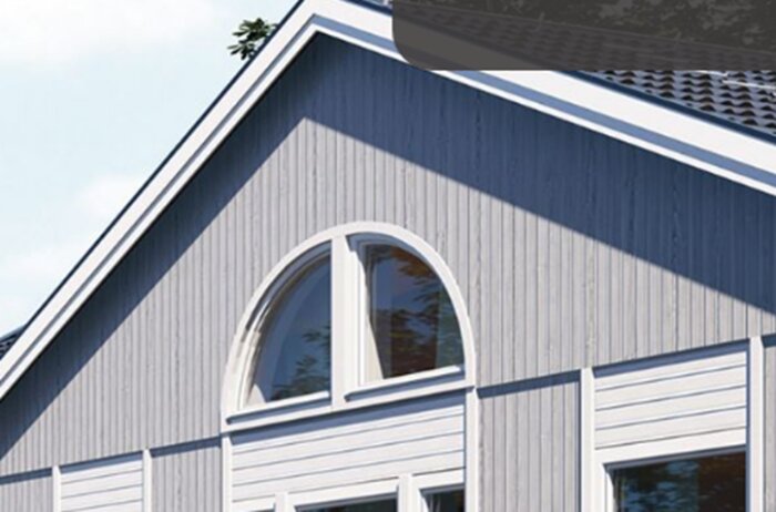 Kvartscirkelformade fönster på ett hus med träfasad, utmaning att hitta lämpligt solskydd.