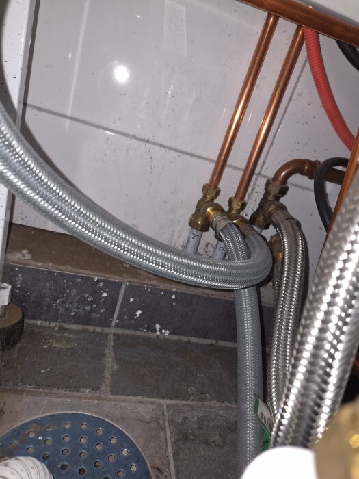 bakom-värmepump2.jpg