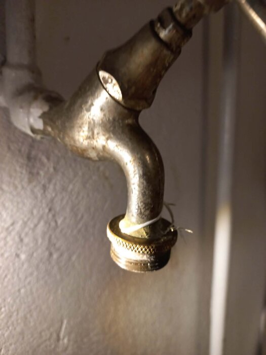 gamla kran med övergångsnippeln från nya kran.jpg