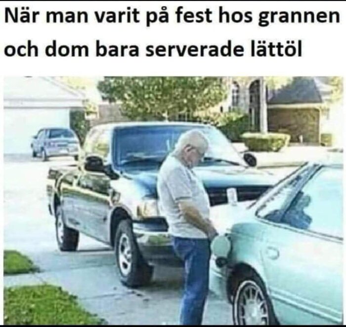 En äldre man står vid en bils tanklock och låtsas kissa bränsle med en kopp bakom honom på bilen. Text: "När man varit på fest hos grannen och dom bara serverade lättöl".