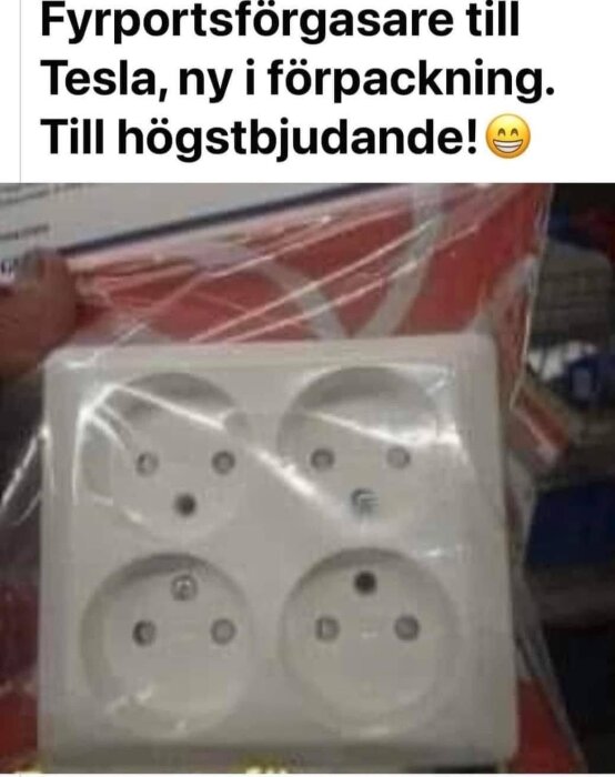 Vit eluttagspanel med fyra uttag i plastförpackning, humoristiskt annonserad som "fyrportsförgasare till Tesla" med tillhörande text.