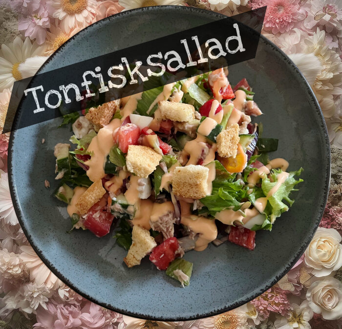 Tonfisksallad med sallad, tomater, rädisor, morötter och dressing på tallrik. Text "Tonfisksallad" över bilden.