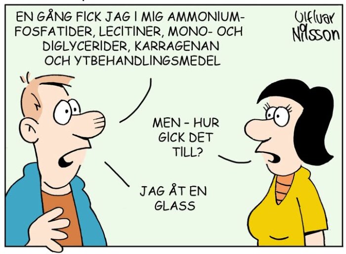 Tecknad bild av två personer där en man berättar detaljerat om ämnen i en glass och kvinnan förvånas över mängden tillsatser.