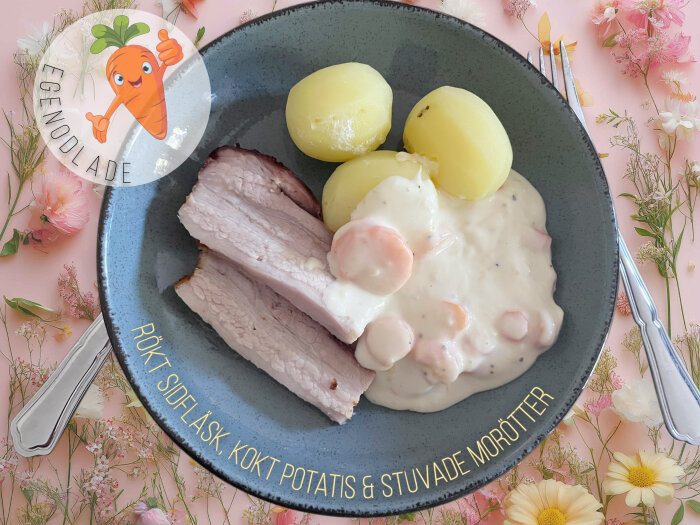 Egenrökt sidfläsk, kokt potatis och stuvade morötter på en tallrik med blomsterdekoration i bakgrunden.