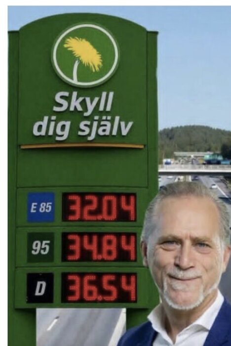 En bensinstation med texten "Skyll dig själv" och höga bränslepriser, samt en manlig figur framför skylten.