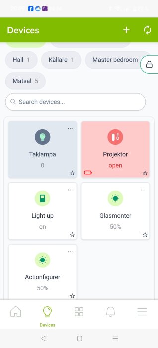 Appskärm för enhetshantering med listade rum och enheter som taklampa, projektor, glasmontre och actionfigurer. Visar status och kontroller.