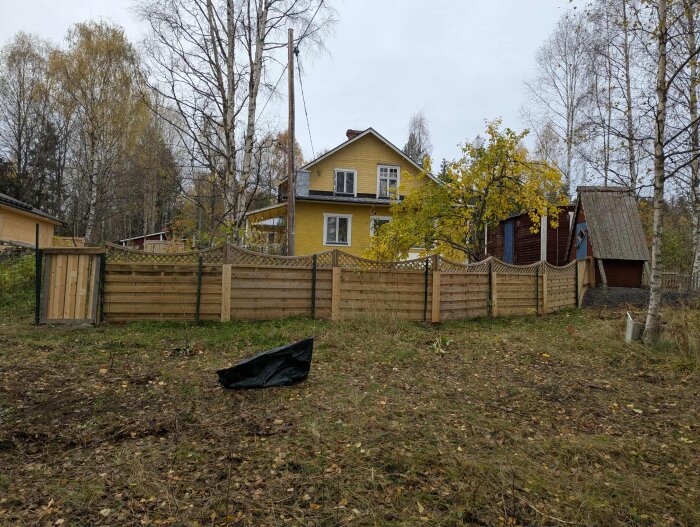 109_nerifrån med nytt staket_höst 2025.jpg