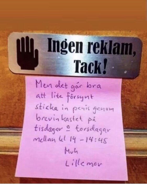 Dörrskylt med texten "Ingen reklam, Tack!" och ett rosa post-it med ett humoristiskt meddelande om tillåtna tider för att dela ut reklam.
