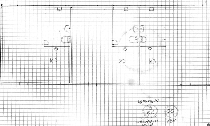 Ritning av tre sommarstugor på rutat papper, med markerade rum och anteckningar för el och VVS. Skapad under byggprojektet.