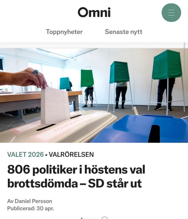 Person som lägger in en valsedel i en röstningsurna, med valbås i bakgrunden.