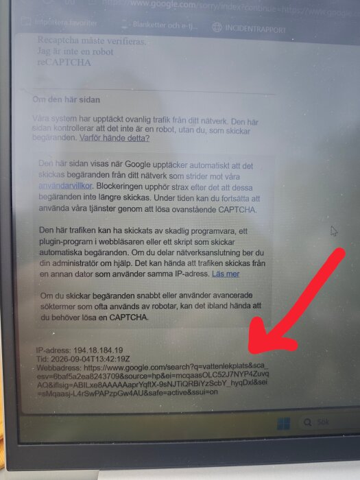 Datorskärm med Google-sida som visar ett meddelande om ovanlig trafik och en CAPTCHA-bekräftelse, röd pil pekar på en webbadress.