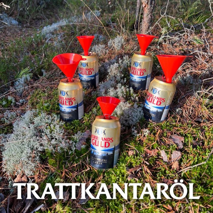 Fem ölburkar med röda trattar i ett skogsområde, texten "TRATTKANTARÖL" syns längst ner.