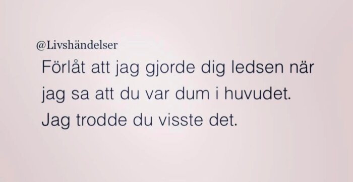 Text på svenska med ett humoristiskt citat om att säga något elakt och tro att mottagaren redan visste det.