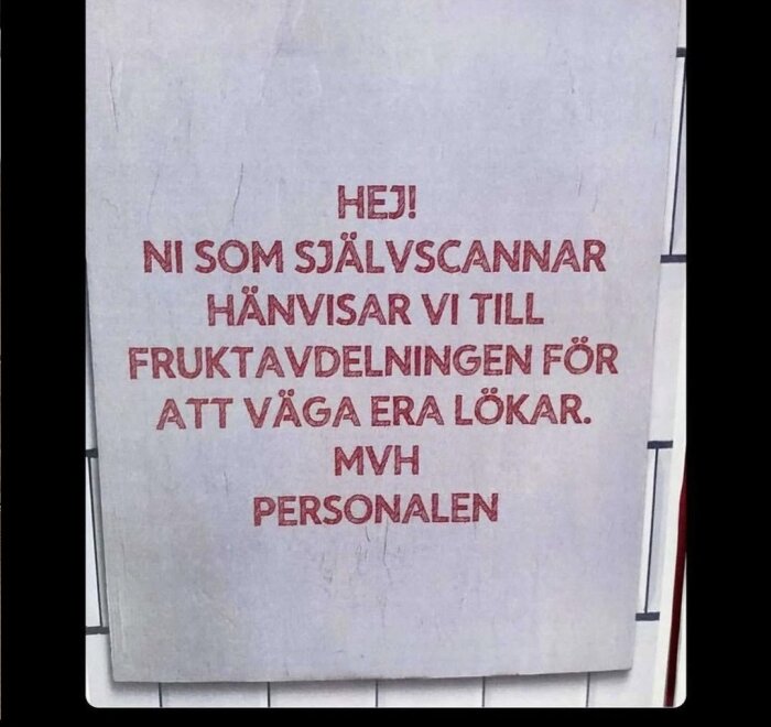Skylt med texten: "Hej! Ni som självscannar hänvisar vi till fruktavdelningen för att väga era lökar. MVH Personalen".