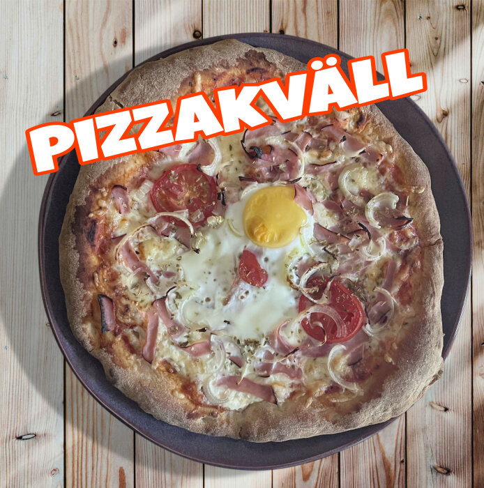 Hemlagad pizza med tomat, skinka, lök och ett ägg på en tallrik, texten "PIZZAKVÄLL" visas över bilden.