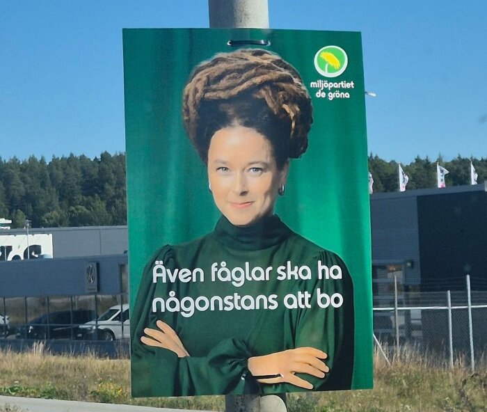Parodiaffisch mot Miljöpartiet med texten "Även fåglar ska ha någonstans att bo", med en bild på en person i grön klädsel.