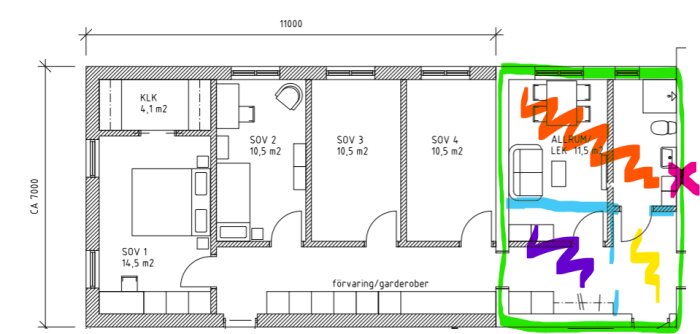Planritning som visar en utbyggnad markerad i grönt med befintlig planlösning i blått. Färgmarkerade områden visar rum och planerade ändringar.