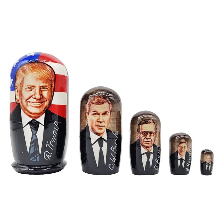 Matryoshkadockor med porträtt av flera amerikanska presidenter, inklusive Trump på den största.