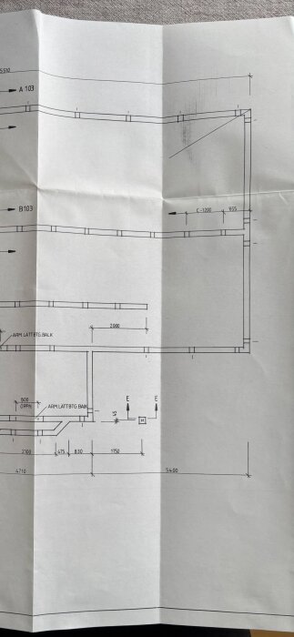 Ritning av husets grund med specifikationer för bjälkar och dimensioner, visar strukturella detaljer för badrummet 140cmx210cm.