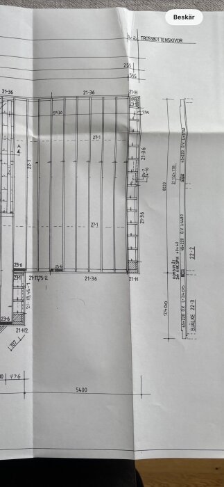 Ritning som visar bjälkarnas placering i ett hus med måttangivelser och detaljer om trossbottnens skivor.