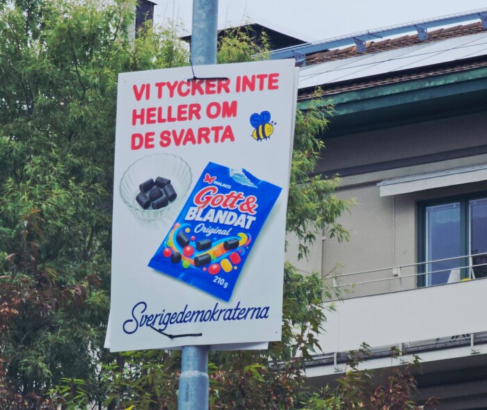 Affisch med texten "Vi tycker inte heller om de svarta" och en bild på godispåsen Gott & Blandat, signerat Sverigedemokraterna.
