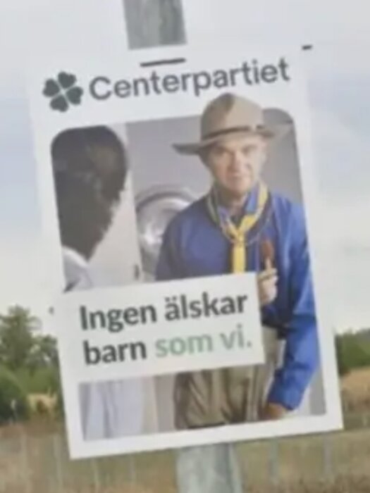 Affisch från Centerpartiet med texten "Ingen älskar barn som vi" och bild på en person i hatt och scoutkläder.