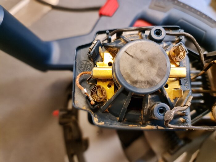 Vy över en Bosch GKT 55 GCE sänksåg med fokus på varvtalsregulatorn och kondensatorn, som ser svullen ut på toppen.