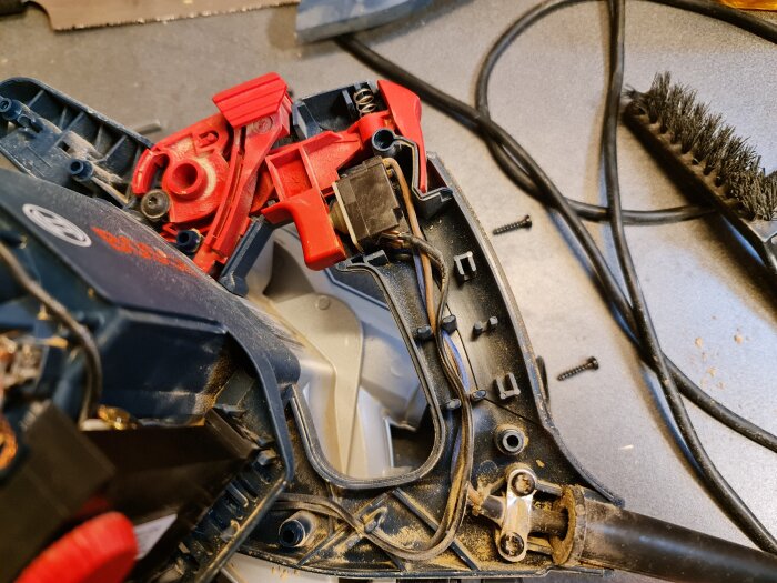 Bosch GKT 55 GCE sänksåg öppnad för felsökning, visar interna kablar, kontakter och varvtalsregulatorn med skruvar, borste och sladdar runtomkring.
