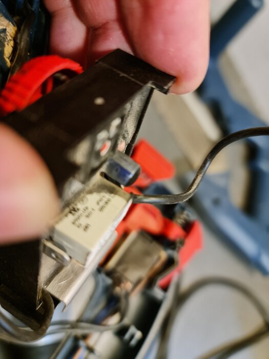 Närbild av en sänksågs varvtalsregulator inuti en Bosch GKT 55 GCE, med fokus på en misstänkt svullen kondensator.