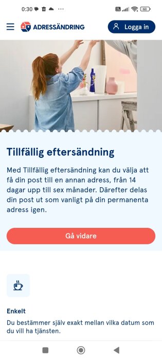 En person i blå tröja sträcker sig upp mot en hylla i ett rum. Texten handlar om tillfällig eftersändning av post.