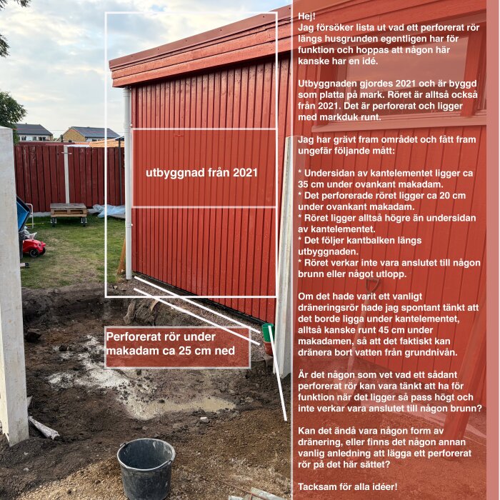 Perforerat rör under mark vid husgrundens kant, inramat med text; del av byggnadsrenovering, synlig jord och makadam runt rör.