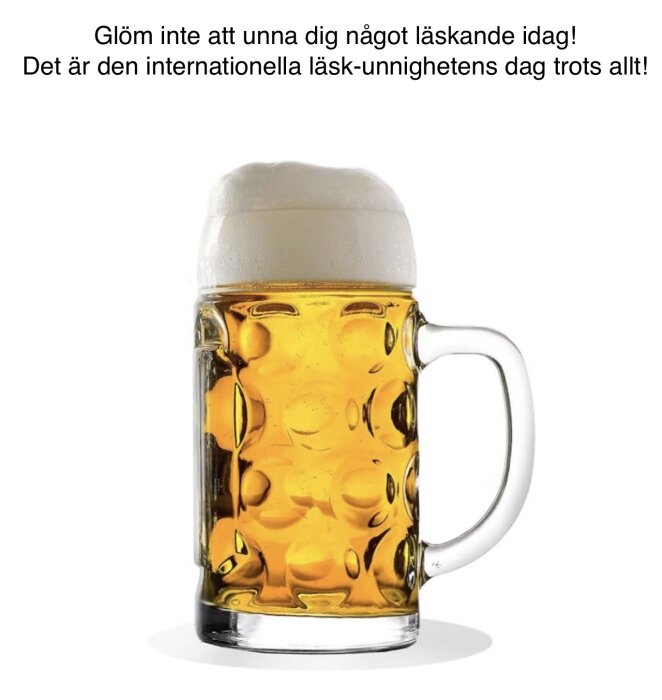 Ett glas öl med skum på toppen står på ett vitt underlag med text ovanför som nämner internationella läskunnighetens dag.