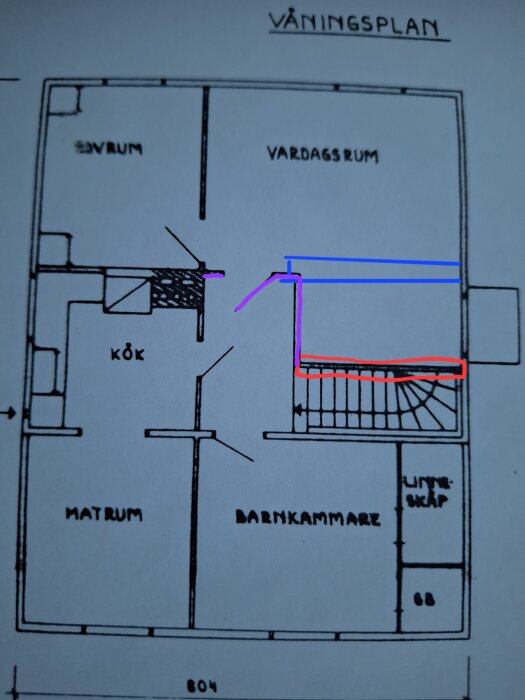 Våningsplanritning med rum märkta som sovrum, vardagsrum, kök, matrum, barnkammare, med färgade linjer i vissa områden.