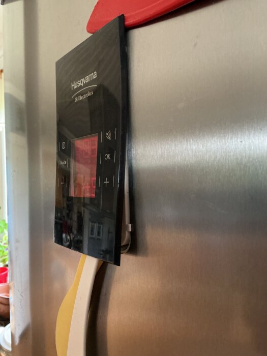 Kontrollpanel på en köksmaskin av märkena Husqvarna och Electrolux, lossad från sin fäste.