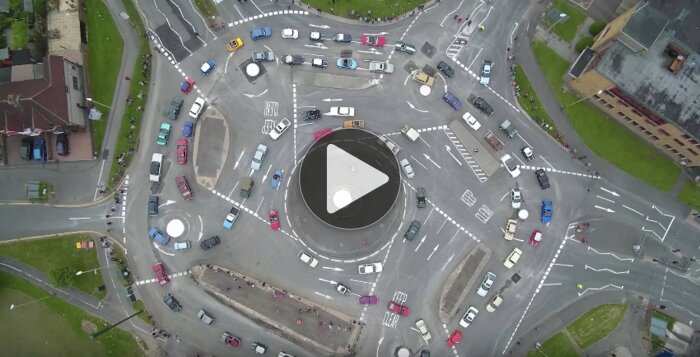Flygbild av komplex rondell med flera körfält och bilar i olika riktningar; "Magic Roundabout" i Swindon.
