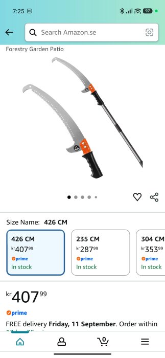 En bild av en teleskopisk stångsåg från Amazon, 426 cm i längd, med svart handtag och orange detaljer, pris 407,99 kr. Finns i lager.