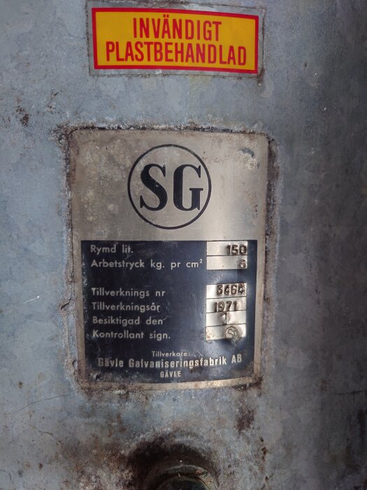Etikett på hydrofor från Gävle Galvaniseringsfabrik, anger kapacitet 150 liter, arbetstryck 8 kg/cm², och tillverkningsår 1972.