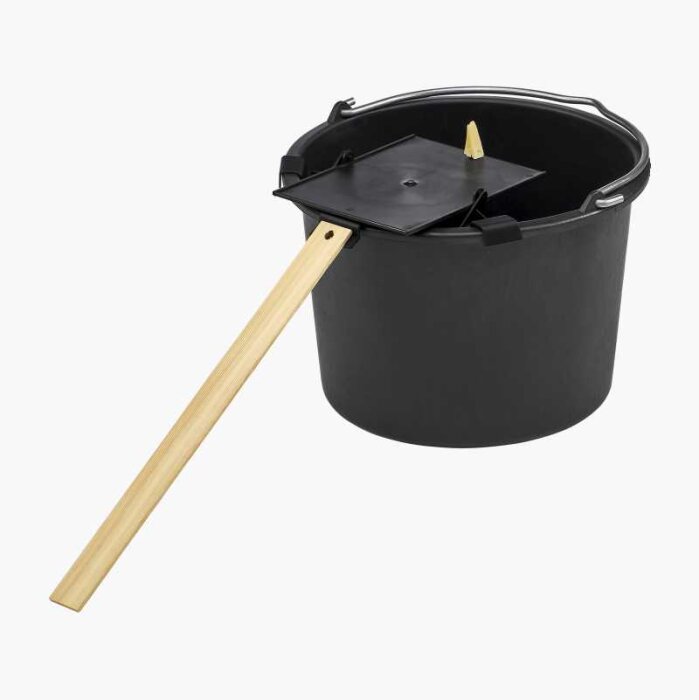 Svart hink med vippfälla och träpinne, används för skadedjurskontroll.