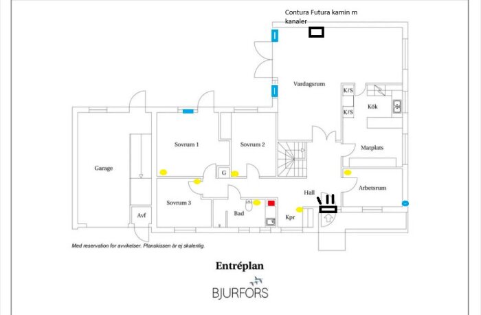 Planritning av husets entréplan med färgkodade ventilationssystem: gul för kaminkanal, blå för tilluftsventiler, röd för frånluft, grön för tilluftsdon.