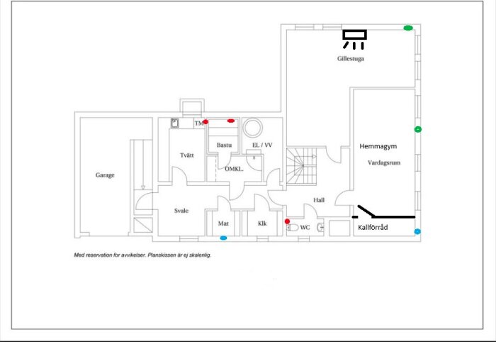 Planritning över hus med markeringar för ventilationskanaler: gul för kamin, blå för tilluft, röd för frånluft, grön för planerad tilluft.