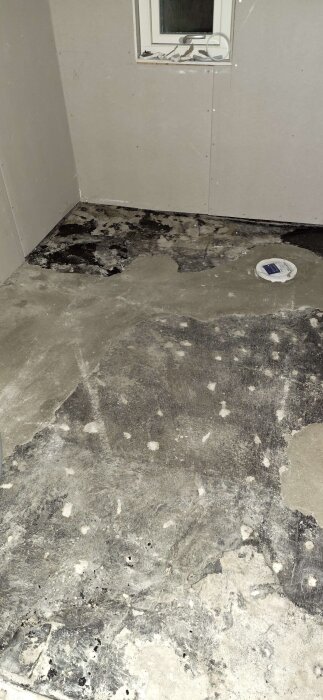Badrum under renovering med råbetonggolv och oavslutade väggar, visar aktuellt skick före sanering.