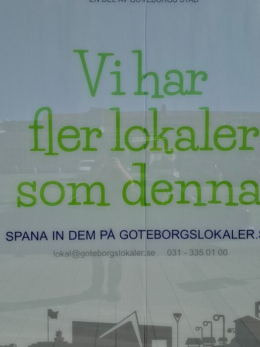 Skyltfönster med texten "Vi har fler lokaler som denna" samt kontaktinformation till Göteborgs Lokaler.