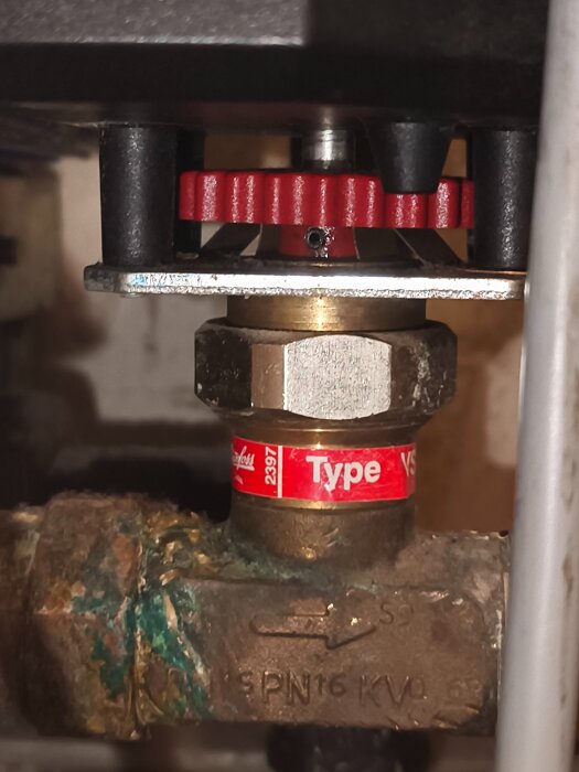 Röd ratt på en Danfoss-ventil, märkt "Type VS2", med korroderade delar.